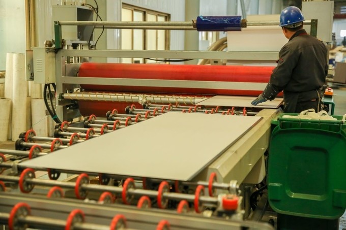 Qingdao Shinerising Glass Co., Ltd linea di produzione in fabbrica