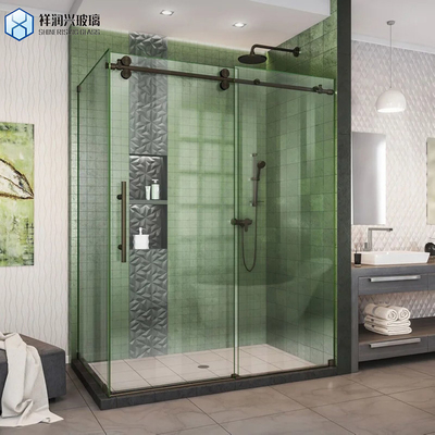 Porta del bagno in vetro a fiocco senza cornice con strati stratificati e tecnica del pannello doccia