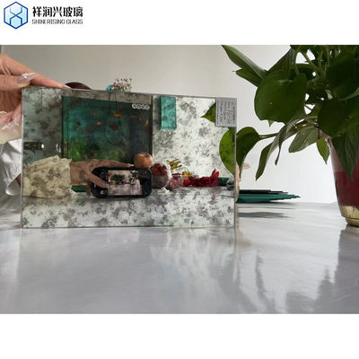 Specchio murario decorativo con disegno artistico e vetro specchio antico in finitura d'argento