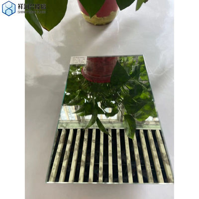 Specchio murario decorativo con disegno artistico e vetro specchio antico in finitura d'argento